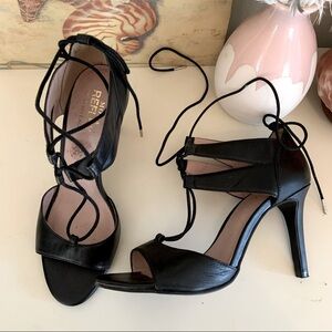 Le château lace up heals size 7